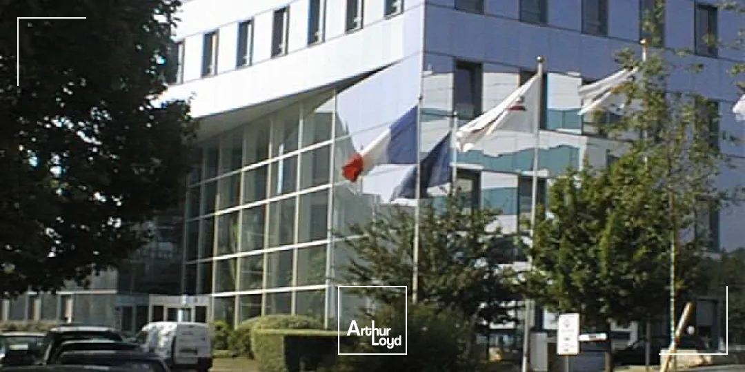 MAGNIFIQUE IMMEUBLE AU PIED DU RER