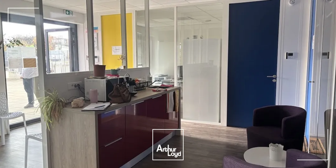 À VENDRE - INVESTISSEUR : 2 lots de bureaux loués au 2ème étage d'un immeuble construit en 2016, dans une zone commerciale et tertiaire à Saint-Just-Saint-Rambert (proximité A72)