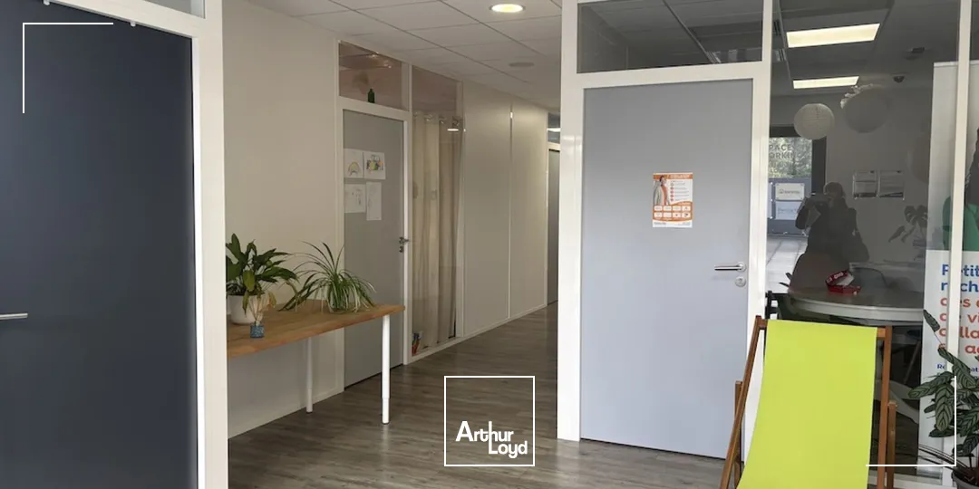 À VENDRE - INVESTISSEUR : 2 lots de bureaux loués au 2ème étage d'un immeuble construit en 2016, dans une zone commerciale et tertiaire à Saint-Just-Saint-Rambert (proximité A72)