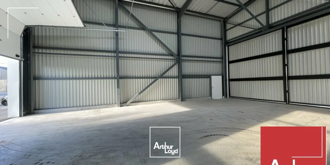 A VENDRE - MONTÉLIMAR NORD - EN BORDURE DE LA PISTE DE L'AÉRODROME - LOCAL D'ACTIVITÉ DE 381 M2