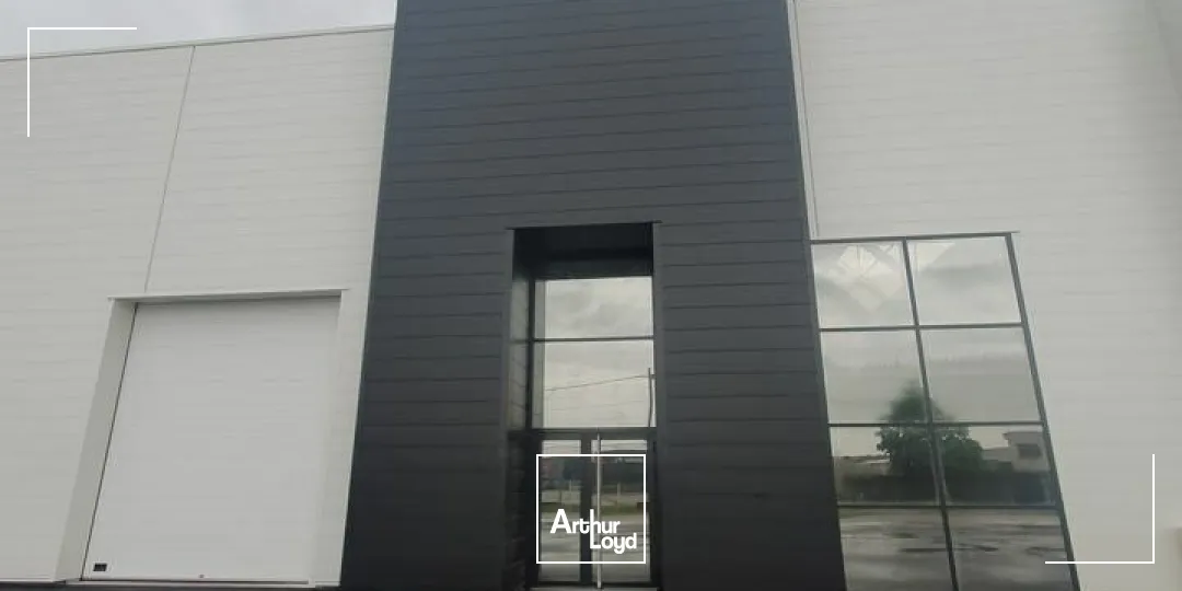 A VENDRE - MONTÉLIMAR NORD - EN BORDURE DE LA PISTE DE L'AÉRODROME - LOCAUX D'ACTIVITÉS / ENTREPÔTS DE 661 M2 DIVISIBLES