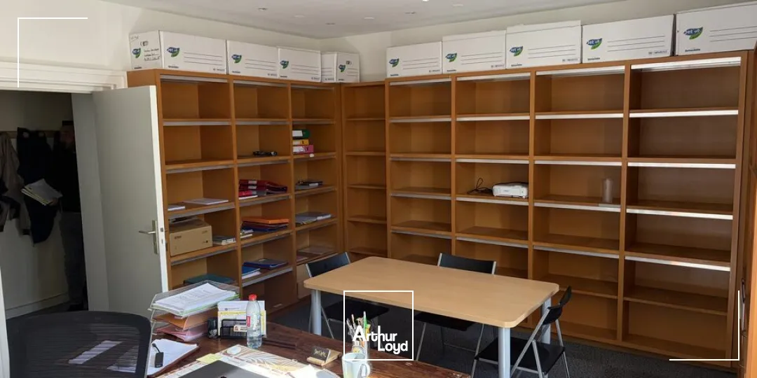 LOCAL COMMERCIAL LUMINEUX AVEC 7 PLACES DE STATIONNEMENT  POITIERS CENTRE