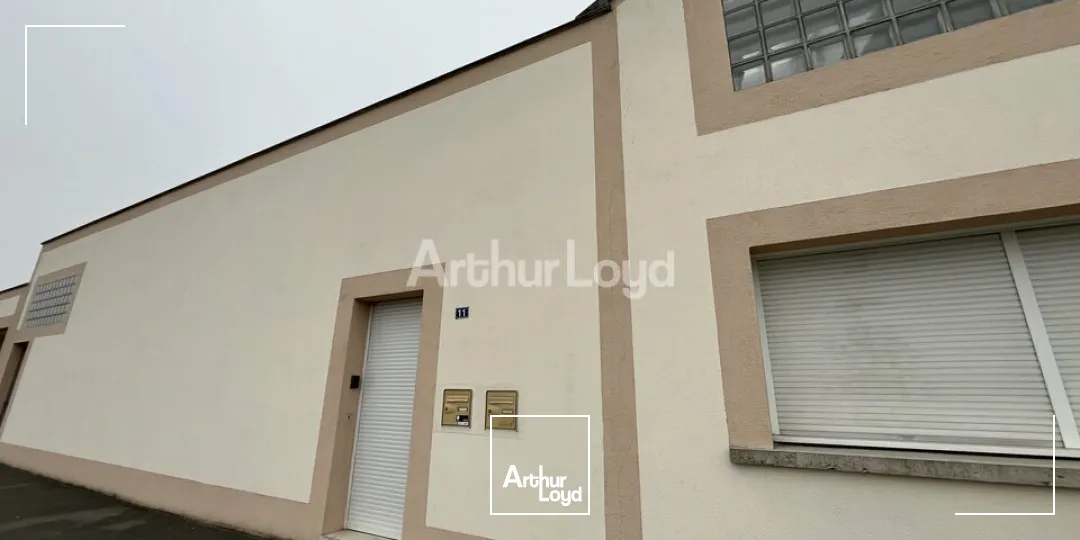 A Louer, 220 m2 de bureaux et 50 m2 de stockage. Proche route de Witry-Les-Reims. 