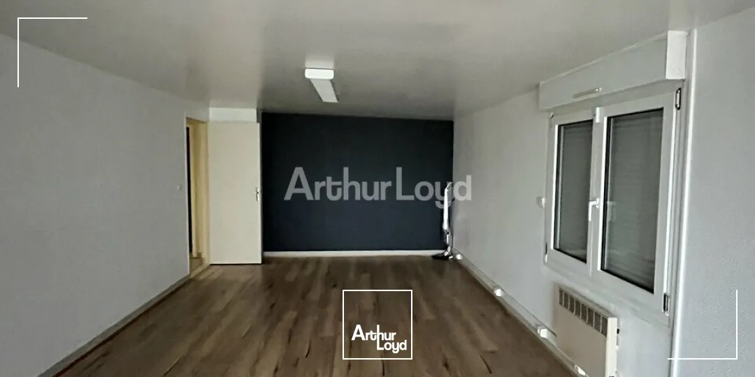 A Louer, 220 m2 de bureaux et 50 m2 de stockage. Proche route de Witry-Les-Reims. 