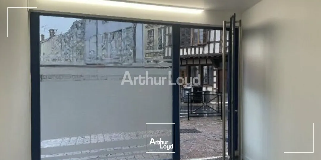 A LOUER CHALONS EN CHAMPAGNE AVEC UNE BELLE VISIBILITÉ - LOCAL COMMERCIAL D'ENVIRON 40m2