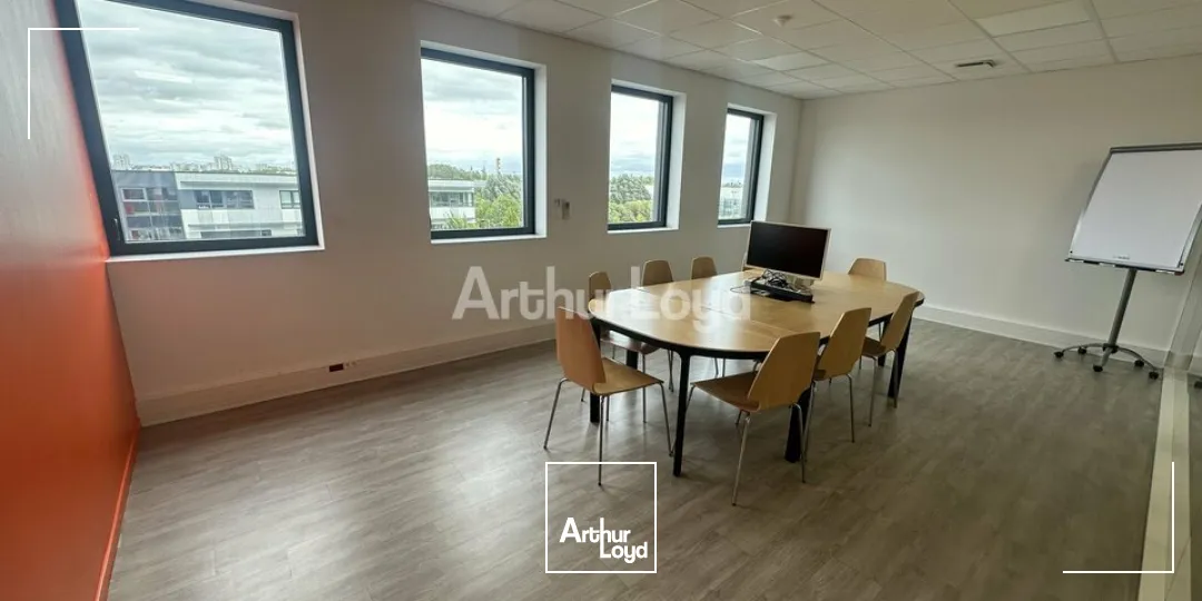Bureaux aménagé de 210 m2 et 6 places de parkings- BEZANNES 