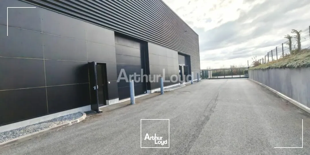 A Louer - Local d'activité de 372m2 environ dont 38m2 de bureaux secteur ZAC CROIX BLANDIN