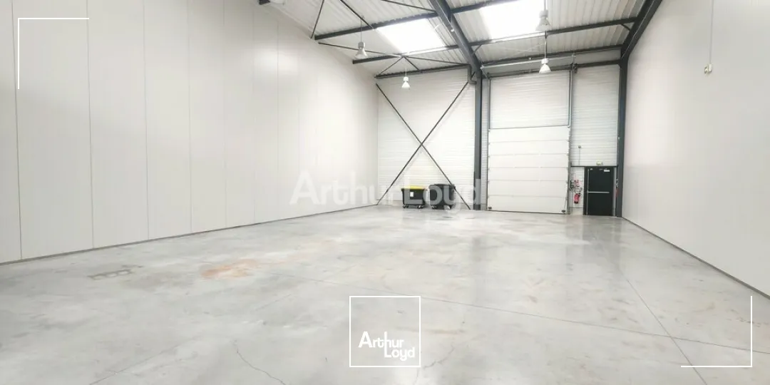 A Louer - Local d'activité de 372m2 environ dont 38m2 de bureaux secteur ZAC CROIX BLANDIN