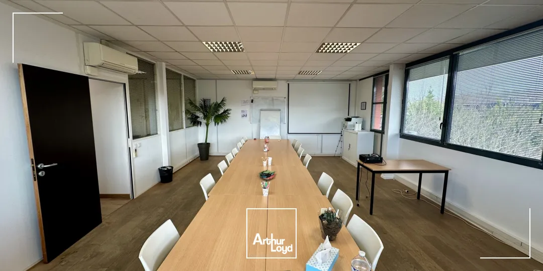 BUREAUX EN DERNIER ÉTAGE AVEC PARKING À LOUER