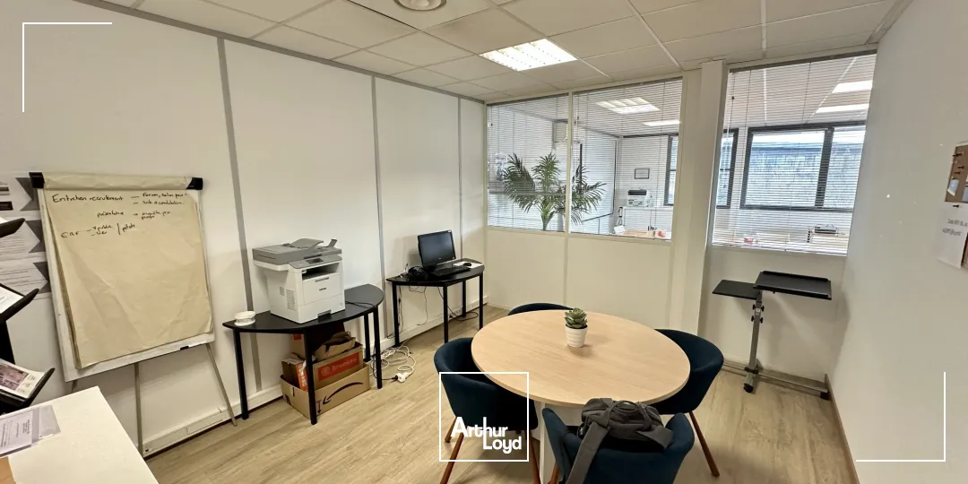 BUREAUX EN DERNIER ÉTAGE AVEC PARKING À LOUER