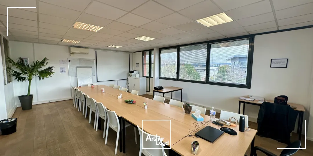 BUREAUX EN DERNIER ÉTAGE AVEC PARKING À LOUER