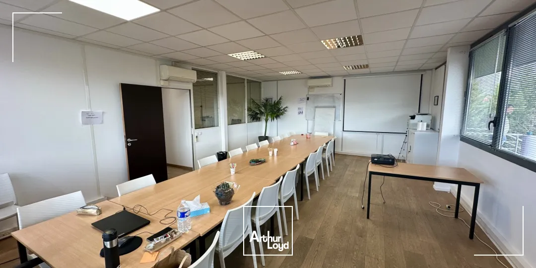 BUREAUX EN DERNIER ÉTAGE AVEC PARKING À LOUER