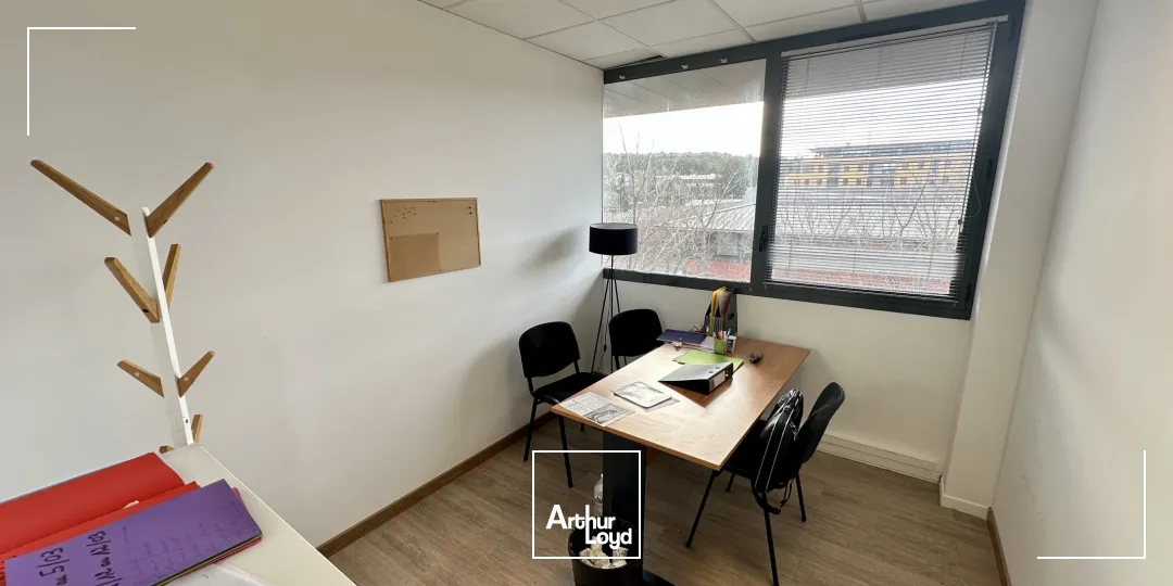 BUREAUX EN DERNIER ÉTAGE AVEC PARKING À LOUER
