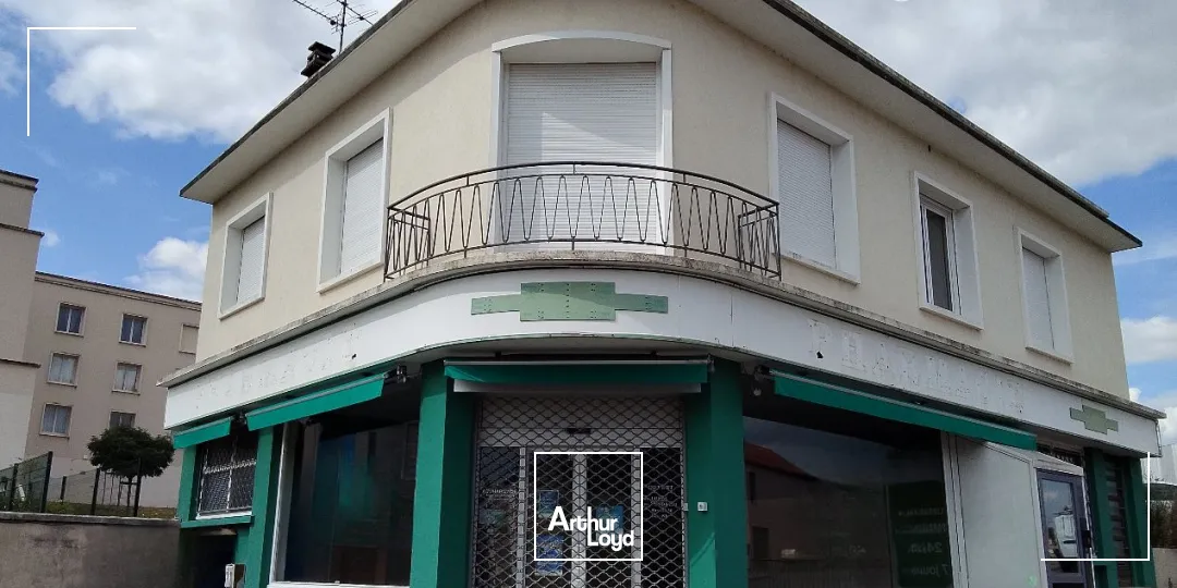 LOCAL COMMERCIAL AVEC APPARTEMENT 250 m² ENVIRON