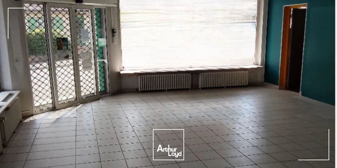 LOCAL COMMERCIAL AVEC APPARTEMENT 250 m² ENVIRON