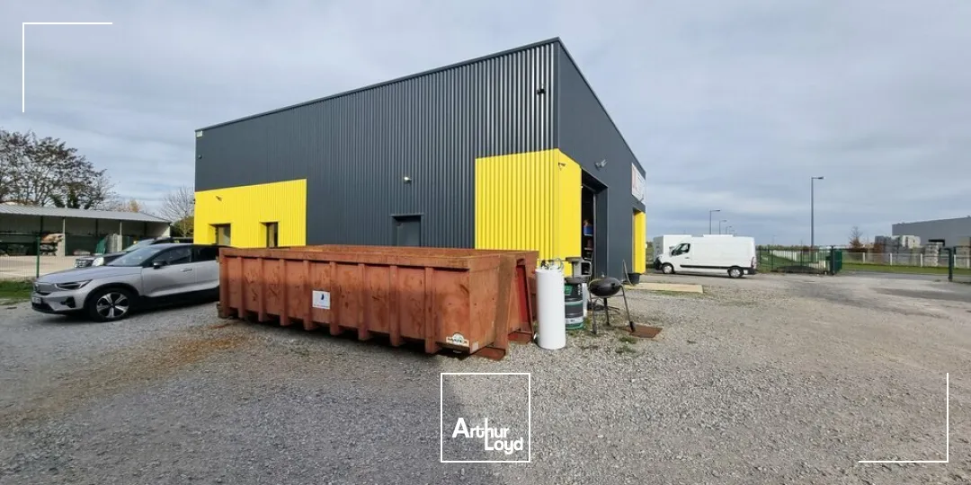 Local d'activité à louer  Vouillé, 250 m² avec bureau et grande hauteur sous plafond