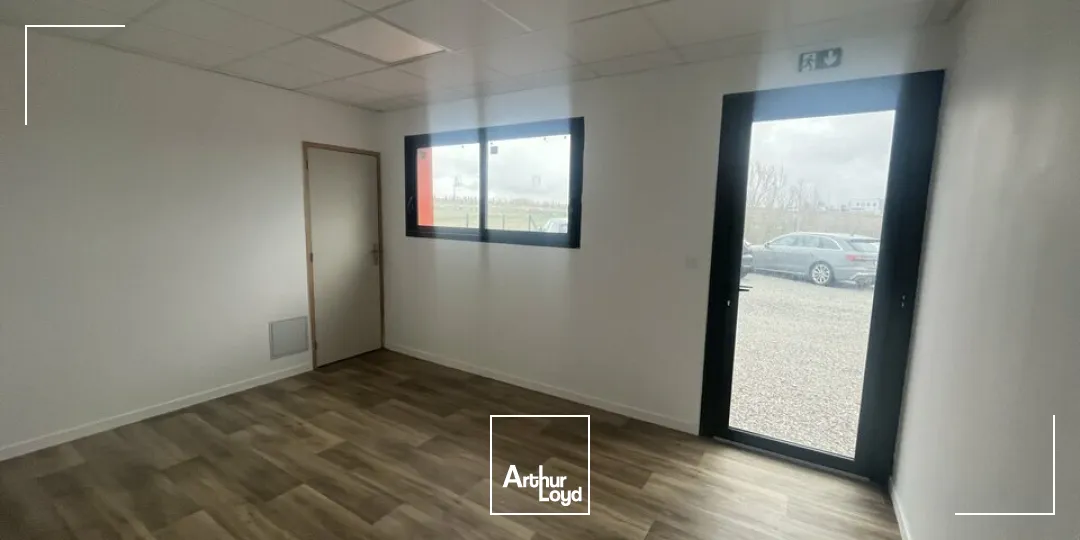 Local d'activité à louer  Vouillé, 250 m² avec bureau et grande hauteur sous plafond