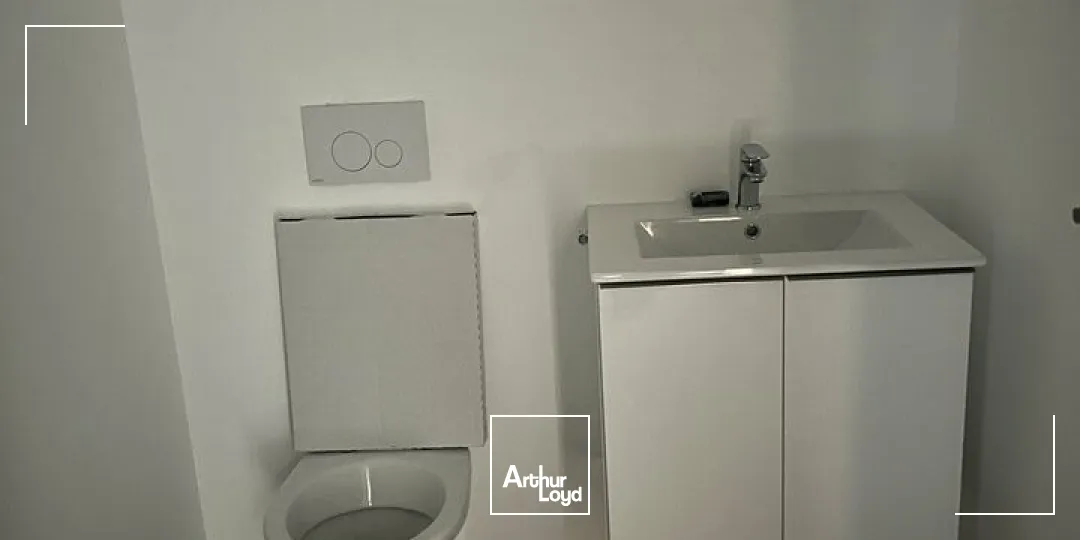 Local d'activité à louer  Vouillé, 250 m² avec bureau et grande hauteur sous plafond