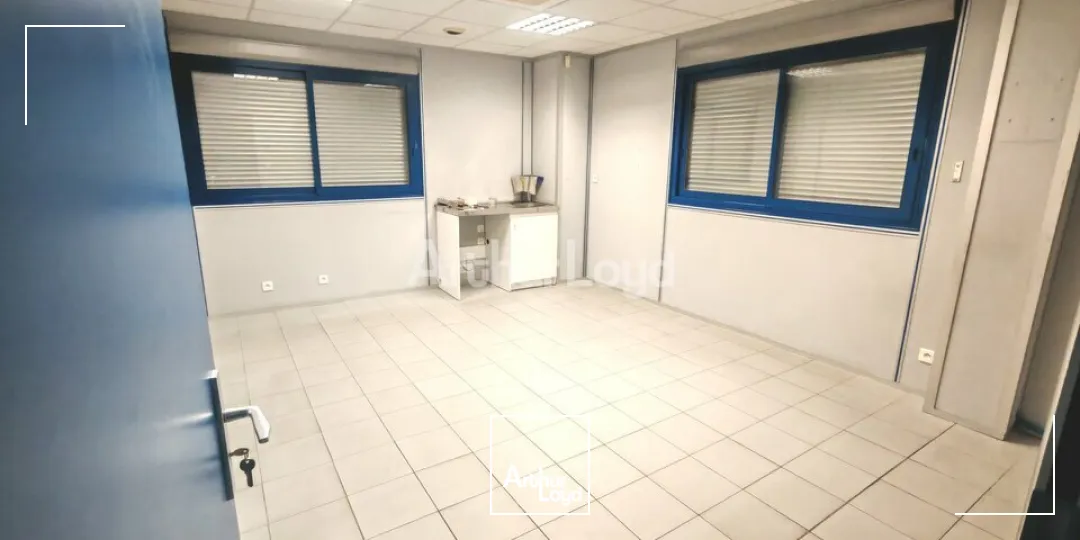 LOCAL D'ACTIVITÉ avec bureaux climatisés de 370m2 A LOUER - GUEUX