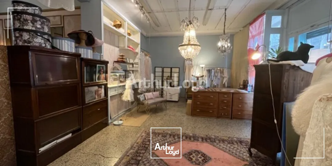 À céder au centre-ville de Reims - local commercial d'environ 72m2 avec un extérieur d'environ 54m2. 