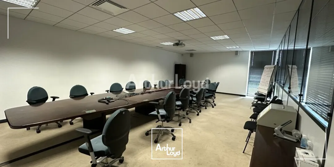 Plateau de bureaux d'environ 800m2 / 20 places de parking - REIMS FARMAN