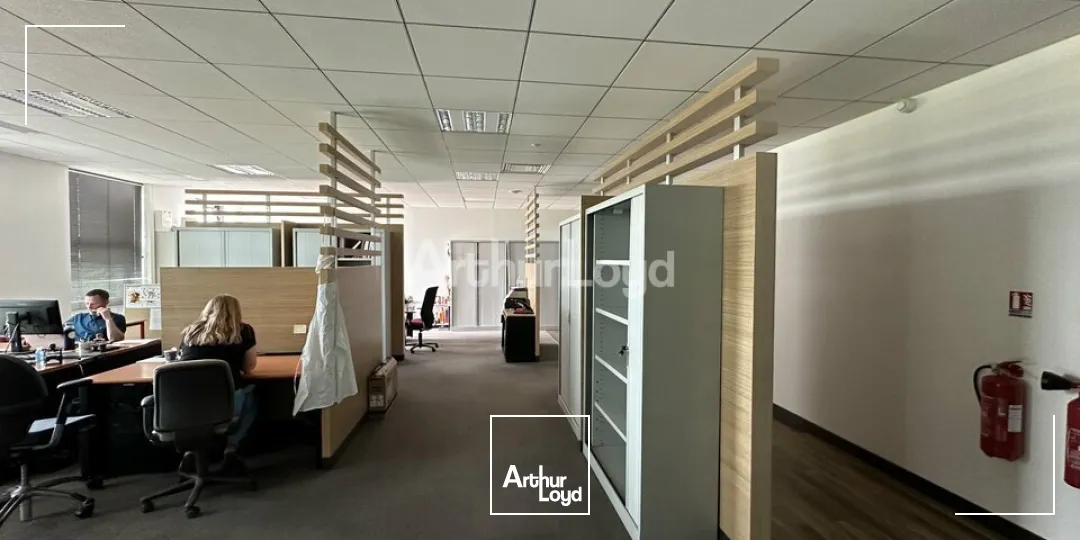 Plateau de bureaux d'environ 800m2 / 20 places de parking - REIMS FARMAN