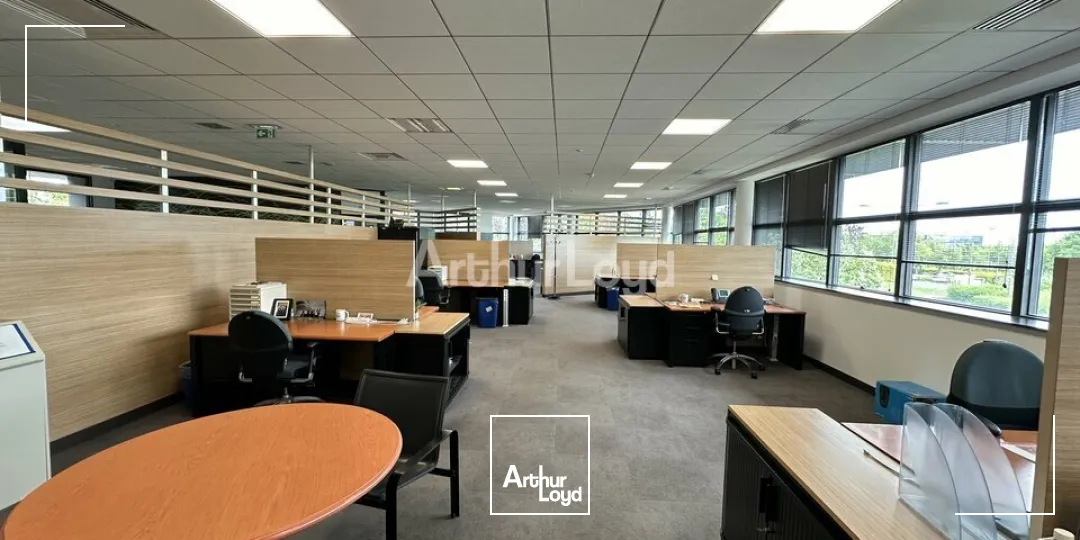 Plateau de bureaux d'environ 800m2 / 20 places de parking - REIMS FARMAN