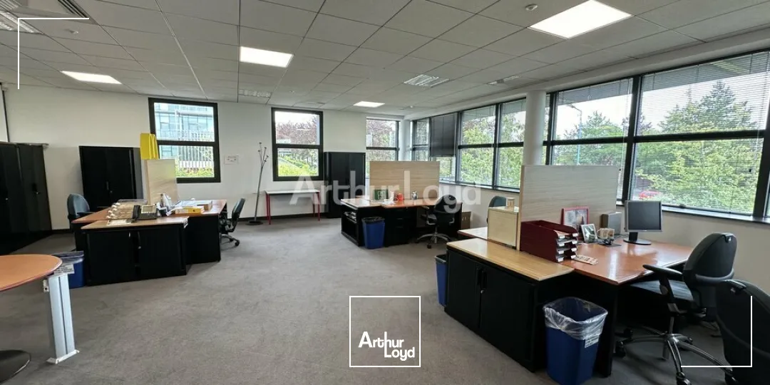 Plateau de bureaux d'environ 800m2 / 20 places de parking - REIMS FARMAN