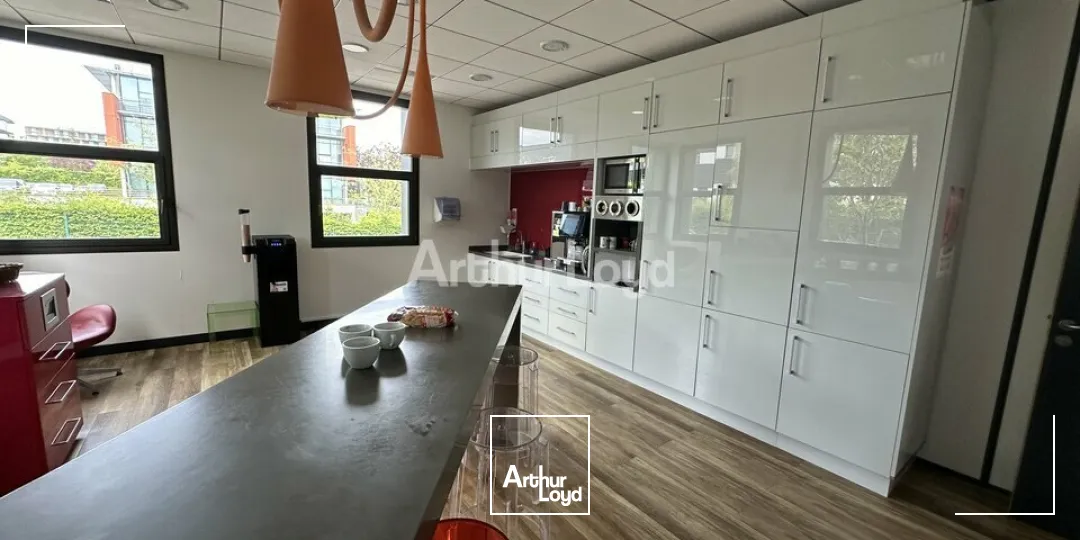 Plateau de bureaux d'environ 800m2 / 20 places de parking - REIMS FARMAN