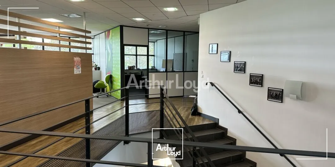 Plateau de bureaux d'environ 800m2 / 20 places de parking - REIMS FARMAN