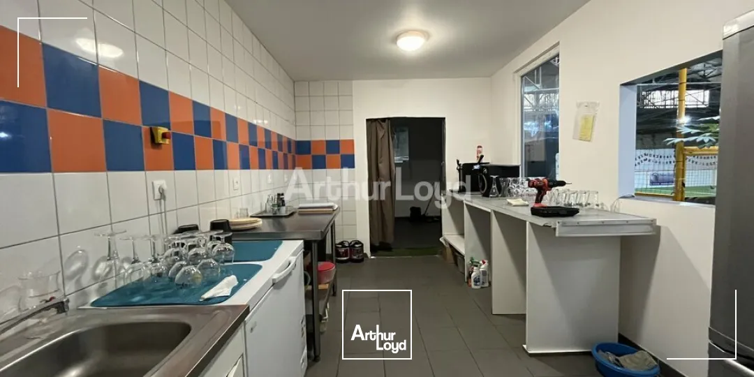 A louer à Châlons-en-champgne un local d'activité de 1 940m2 un parking clos. 