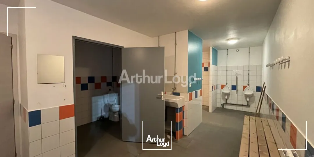 A louer à Châlons-en-champgne un local d'activité de 1 940m2 un parking clos. 