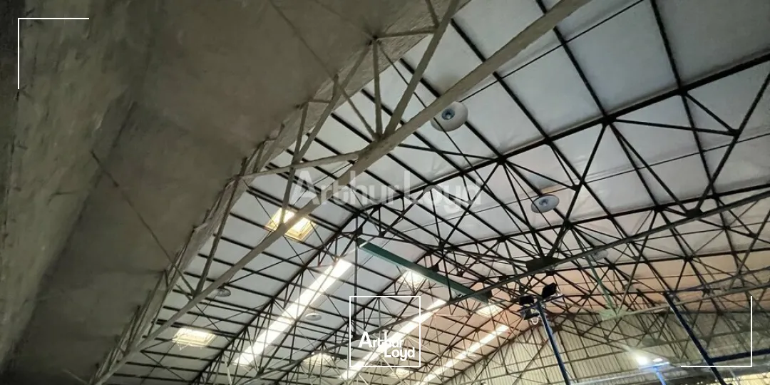 A louer à Châlons-en-champgne un local d'activité de 1 940m2 un parking clos. 