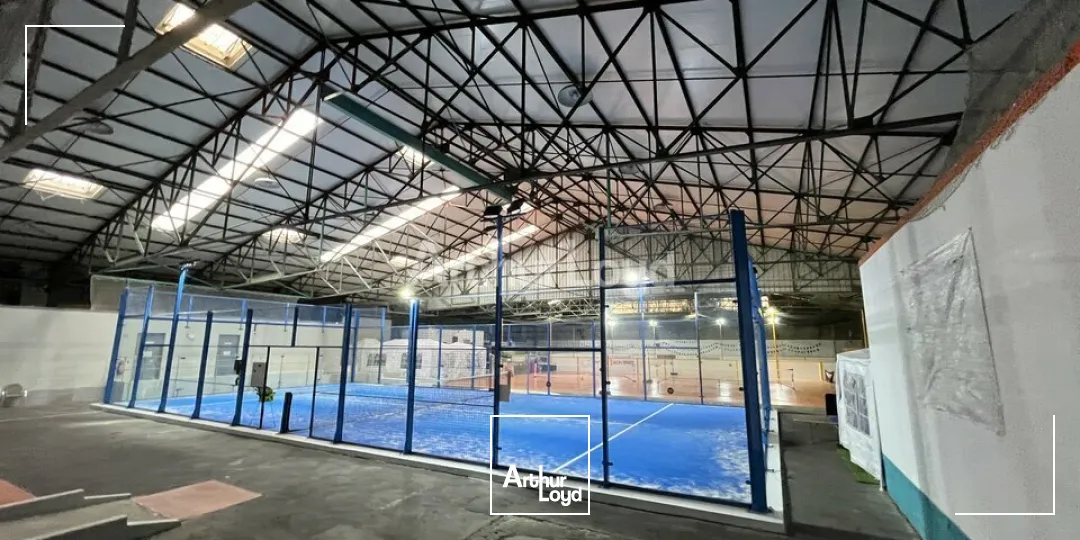 A louer à Châlons-en-champgne un local d'activité de 1 940m2 un parking clos. 