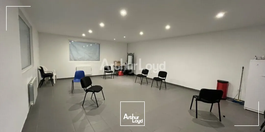 A louer à Châlons-en-champgne un local d'activité de 1 940m2 un parking clos. 