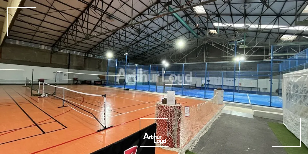 A louer à Châlons-en-champgne un local d'activité de 1 940m2 un parking clos. 