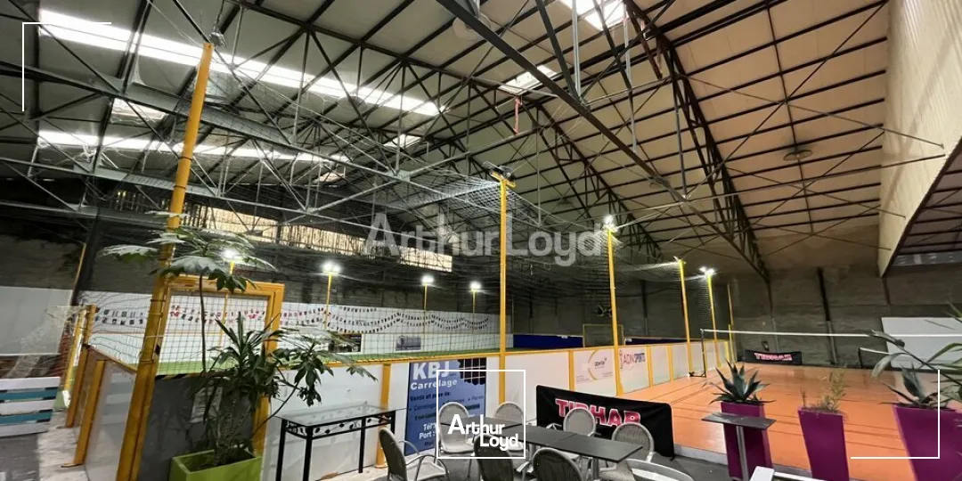 A louer à Châlons-en-champgne un local d'activité de 1 940m2 un parking clos. 