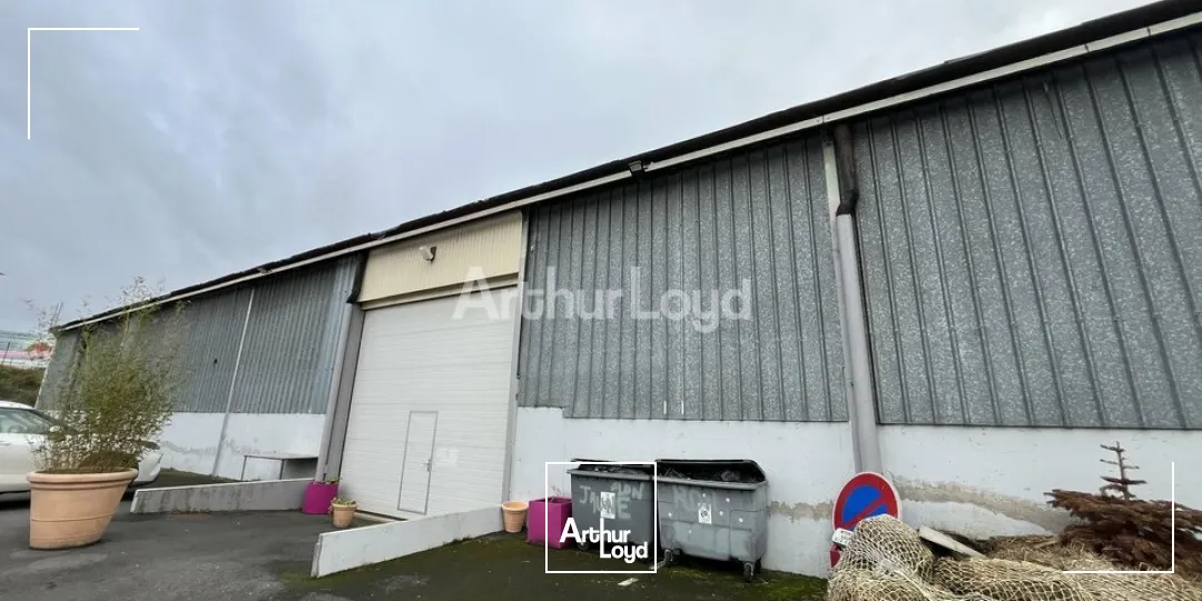 A louer à Châlons-en-champgne un local d'activité de 1 940m2 un parking clos. 