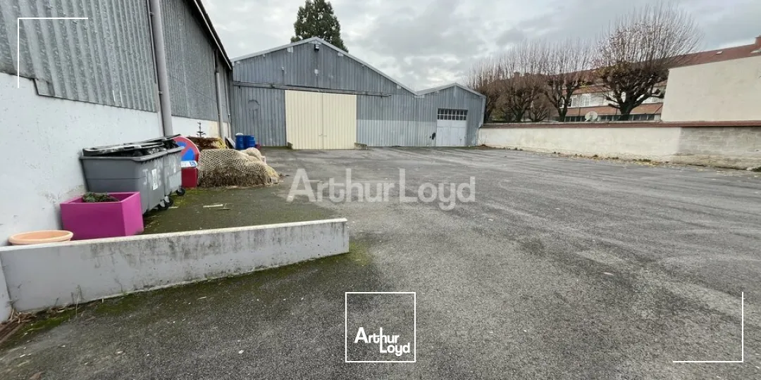 A louer à Châlons-en-champgne un local d'activité de 1 940m2 un parking clos. 