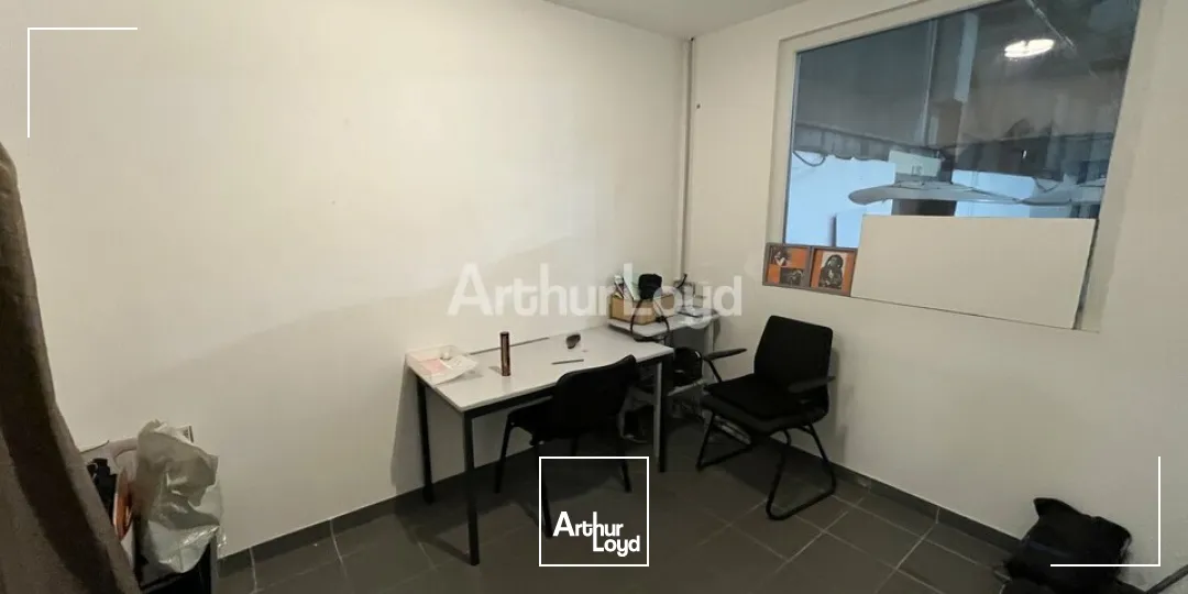 A louer à Châlons-en-champgne un local d'activité de 1 940m2 un parking clos. 