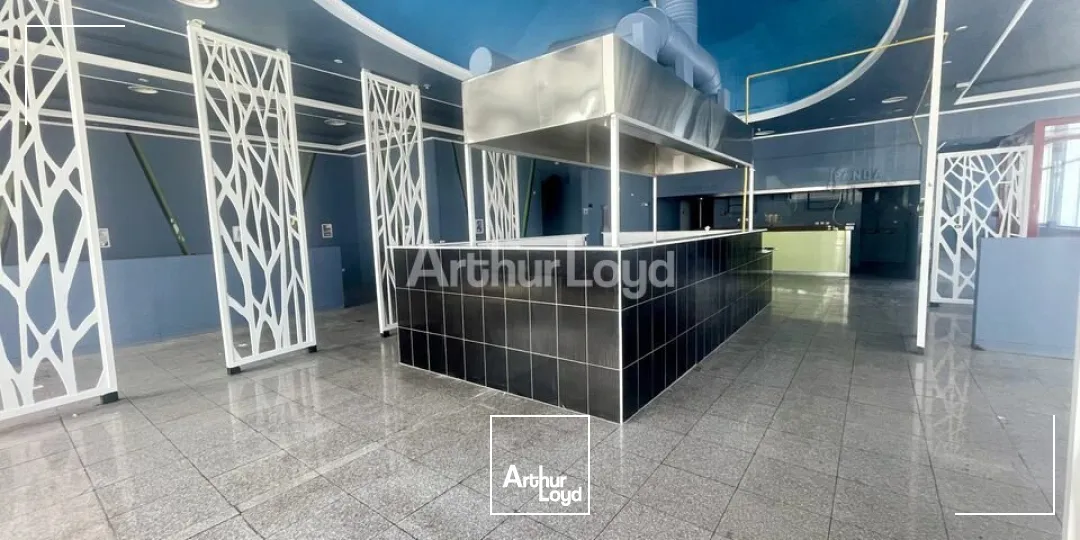 Secteur Nord-est de Reims.Local commercial d'environ 310m2 - toutes activités possibles - flux véhicules très important +++