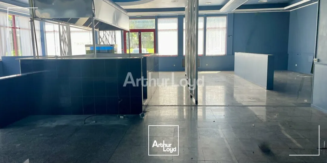 Secteur Nord-est de Reims.Local commercial d'environ 310m2 - toutes activités possibles - flux véhicules très important +++