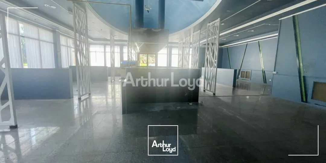 Secteur Nord-est de Reims.Local commercial d'environ 310m2 - toutes activités possibles - flux véhicules très important +++