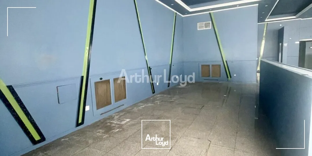 Secteur Nord-est de Reims.Local commercial d'environ 310m2 - toutes activités possibles - flux véhicules très important +++