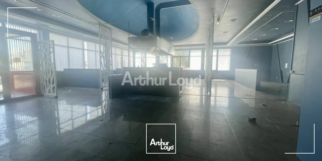 Secteur Nord-est de Reims.Local commercial d'environ 310m2 - toutes activités possibles - flux véhicules très important +++