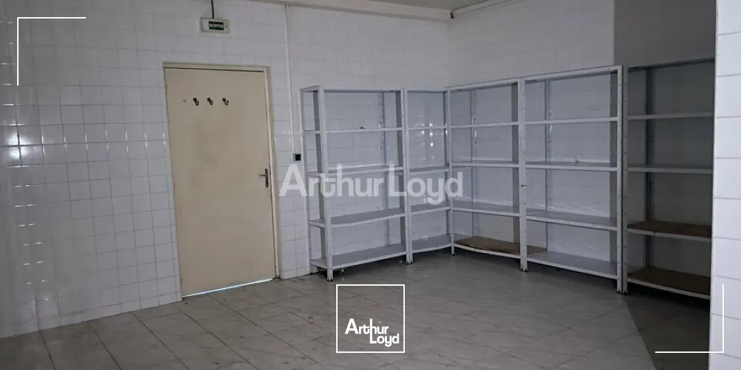 Secteur Nord-est de Reims.Local commercial d'environ 310m2 - toutes activités possibles - flux véhicules très important +++