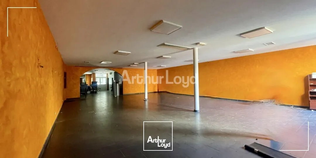 A LOUER SUR UN AXE PASSANT !LOCAL COMMERCIAL D'ENVIRON 295M2 - TOUTES ACTIVITES POSSIBLES - REIMS (51)