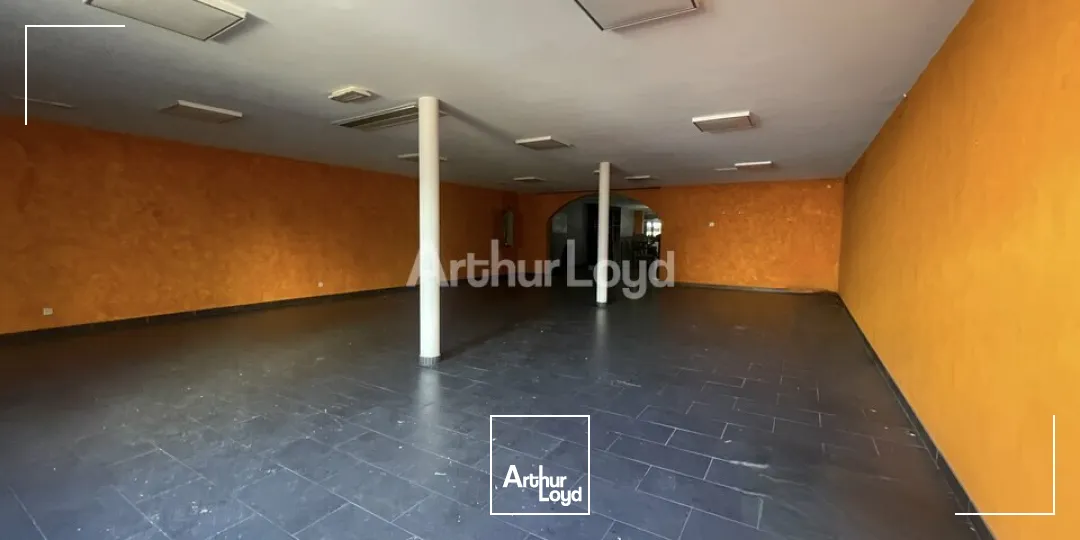 A LOUER SUR UN AXE PASSANT !LOCAL COMMERCIAL D'ENVIRON 295M2 - TOUTES ACTIVITES POSSIBLES - REIMS (51)