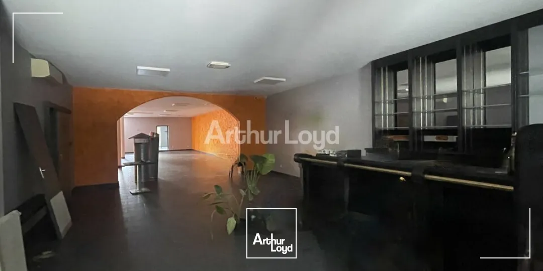 A LOUER SUR UN AXE PASSANT !LOCAL COMMERCIAL D'ENVIRON 295M2 - TOUTES ACTIVITES POSSIBLES - REIMS (51)