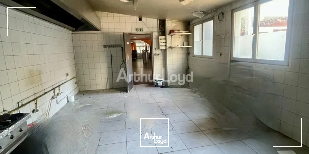 A LOUER SUR UN AXE PASSANT !LOCAL COMMERCIAL D'ENVIRON 295M2 - TOUTES ACTIVITES POSSIBLES - REIMS (51)